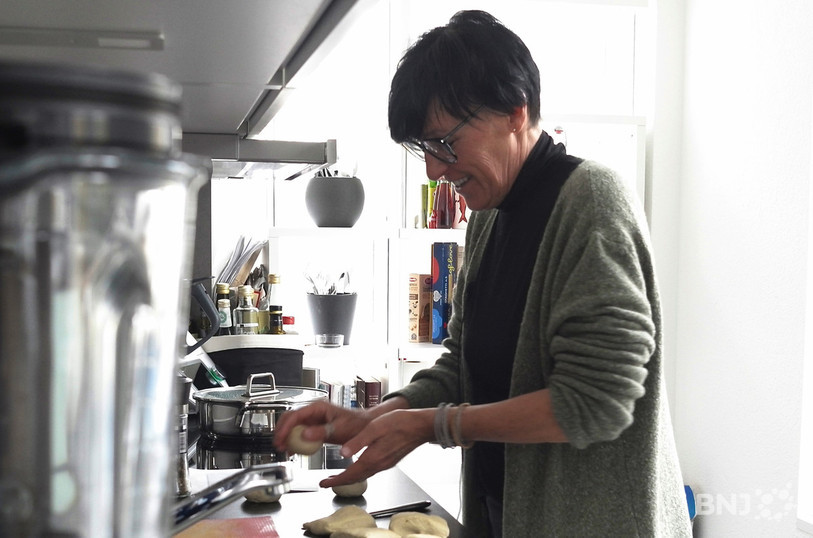 Sandra Gelin prépare son Dahl en cuisine.