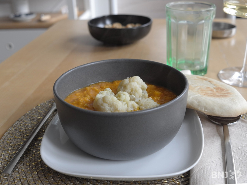 Un Dahl de lentille corail avec une galette indienne
