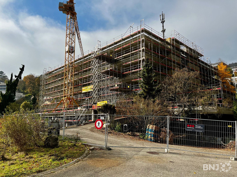Le chantier d'Admed, à Monruz, actuellement à l'arrêt en raison de problèmes de liquidités.