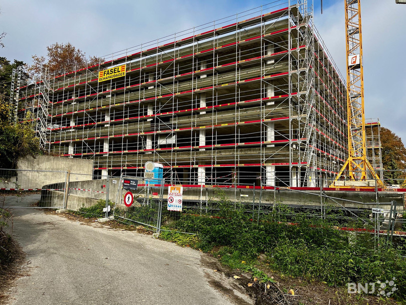 Le chantier d'Admed, à Monruz, actuellement à l'arrêt en raison de manques de liquidités. (Photo : archives).