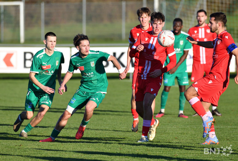 A l'image de Sebastijan Miljanovic (à gauche) et d'Hugo Casano, l'attaque du FC Courtételle a manqué le coche samedi. (Photo : Georges Henz).