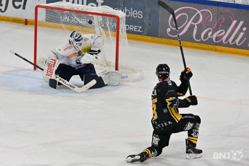 Philip-Michaël Devos conclut superbement un contre lancé sur la gauche par Jerry Turkulainen. C'est 2-1 pour Ajoie. (Photo : Georges Henz)