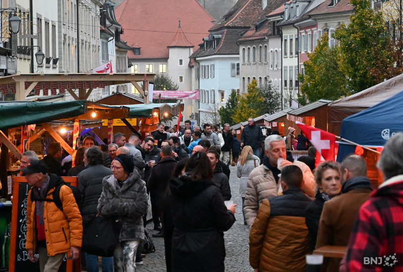 Ils ont été des dizaines de milliers à déambuler dans les rues animées de Porrentruy durant la Saint-Martin et le Revira. (Photo : Georges Henz)