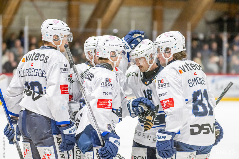 Les joueurs du HC La Chaux-de-Fonds se congratulent (photo : Jonathan Vallat).