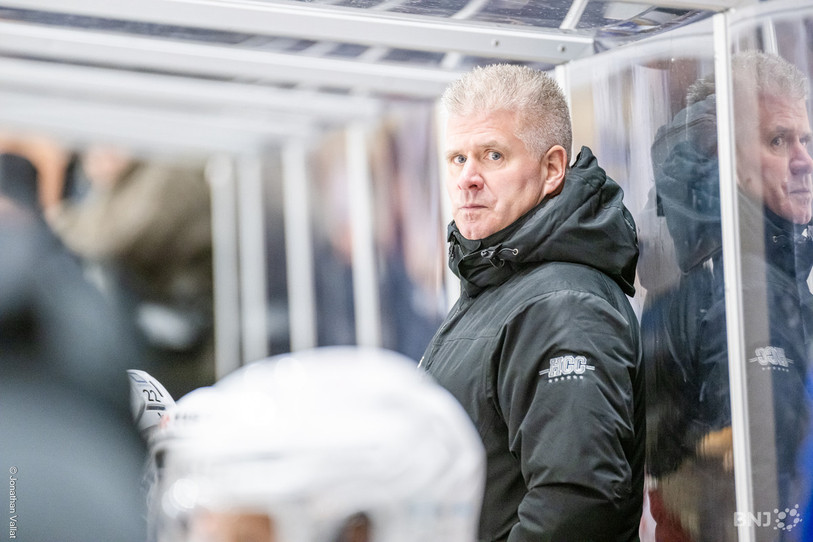Le coach du HC La Chaux-de-Fonds, Louis Matte, n'avait « pas grand chose à retenir » de cette rencontre face à Coire samedi. (photo : Jonathan Vallat)