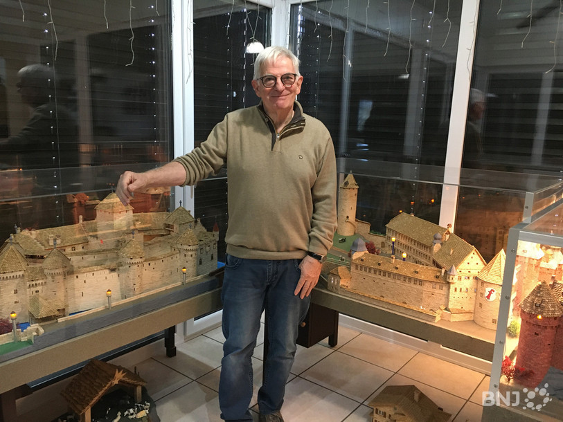 Jean-Louis Crelier est entouré par les châteaux de Chillon, de Porrentruy et du Haut Koenigsbourg.
