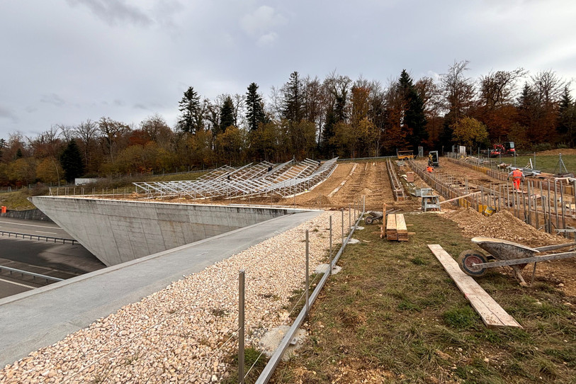 Le chantier du champ photovoltaïque bat son plein sur le tunnel du Bois de Montaigre en Ajoie. (Photo : SIN/UTIX/GCh)