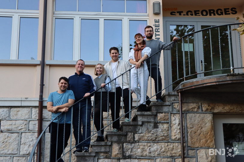 Les membres de la nouvelle association posent devant le Forum St-Georges. (Photo : Culture St-Georges).