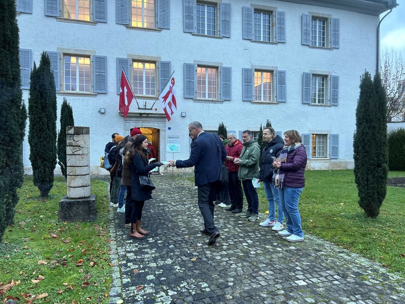 Des membres de l'association Ana-Mia ont distribué mercredi des prospectus pour sensibiliser les députés jurassiens à la lutte contre les troubles du comportement alimentaire (TCA).