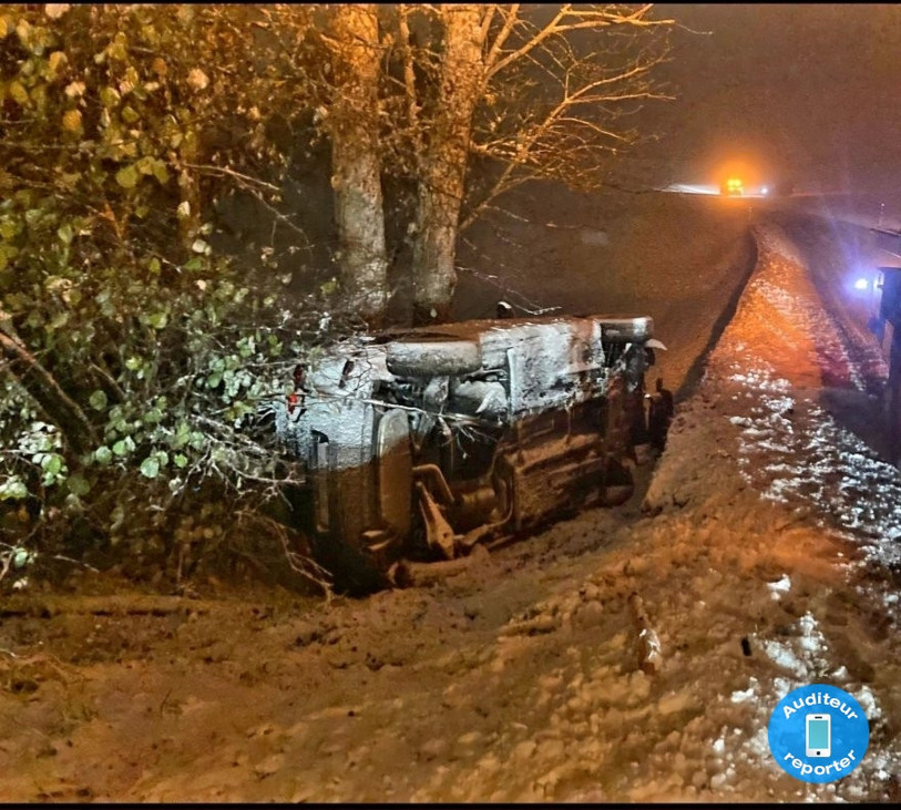 Une voiture a quitté la route mercredi matin en raison des conditions climatiques. (Photo : auditeur reporter)