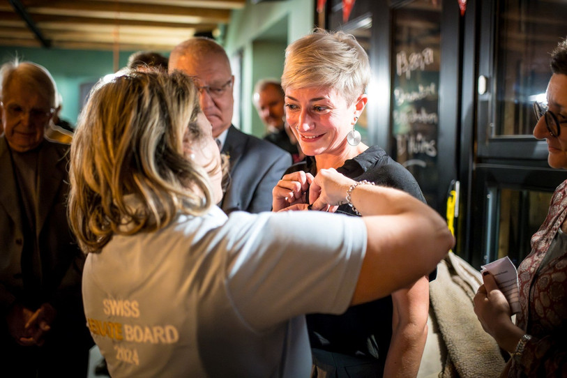 Isabelle Parietti (à droite) a reçu sa distinction de la présidente suisse du sénat de la JCI Sara Herder. (Photo : Tagada Prod).
