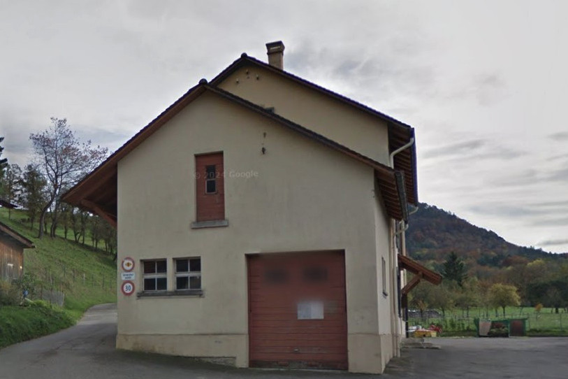 Un crédit de 2,2 millions de francs sera soumis à la prochaine assemblée communale pour l'ancienne école d'Ederswiler. (Photo : Google Maps, Données cartographiques 2023).