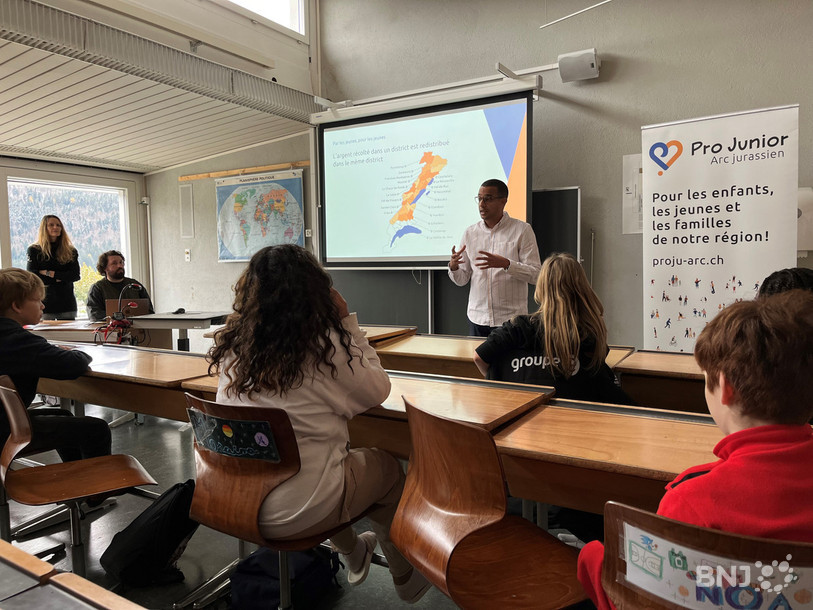 Yannick Boillod, secrétaire général de Pro Junior Arc Jurassien, est venu présenter, jeudi à Saint-Imier, les enjeux de cette action de solidarité à une classe participante.