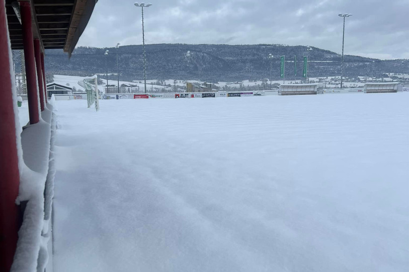 La neige rend le terrain du FC Courtételle impraticable. (Photo: Vincent Jolidon)