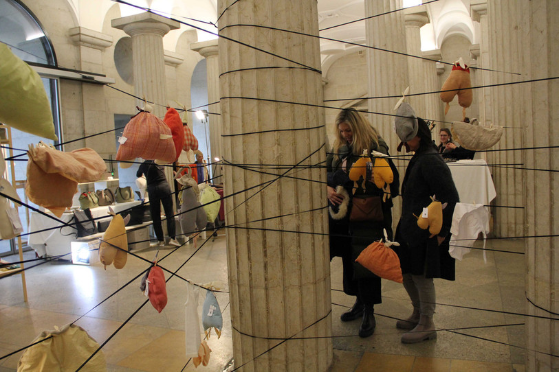 Différents exposants présentent leurs créations à l'Hôtel de Ville de Neuchâtel à l'occasion du salon Alchimie. Ici, lors d'une précédente édition. (Photo: Austra Vaucher)