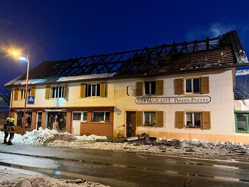 L'incendie a détruit la toiture du restaurant de la Pierre Percée.