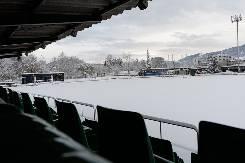 La neige a recouvert le terrain de la Blancherie. Les SR Delémont ne pourront pas jouer. (Photo : Thomas Henzelin)