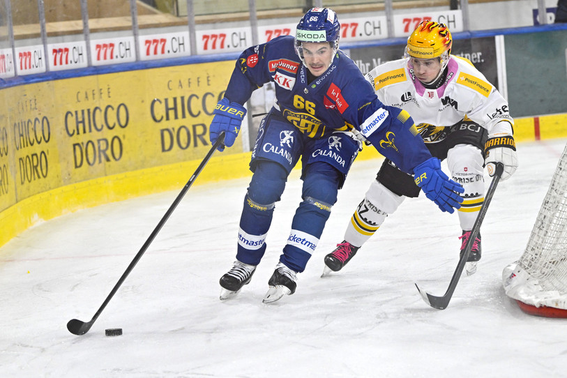 Le Jurassien de Davos Valentin Nussbaumer a fait mal au HC Ajoie de Jerry Turkulainen en réalisant deux assists. (Photo : Keystone/Jürgen Staiger)