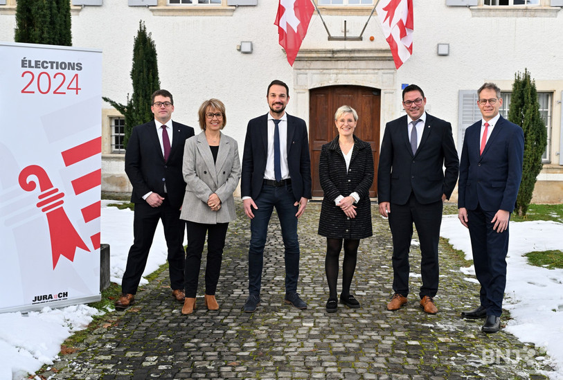(De gauche à droite) : le nouveau Gouvernement jurassien composé du Chancelier Jean-Baptiste Maître, Nathalie Barthoulot (PS), Martial Courtet (Le Centre), Rosalie Beuret Siess (PS), Stéphane Theurillat (Le Centre) et David Eray (PCSI). (Photo : Georges Henz).