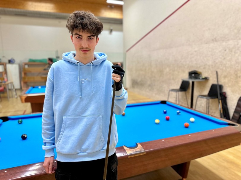 Le jeune billardiste Jonas Ugolini est prêt pour ses derniers Championnats de Suisse juniors.