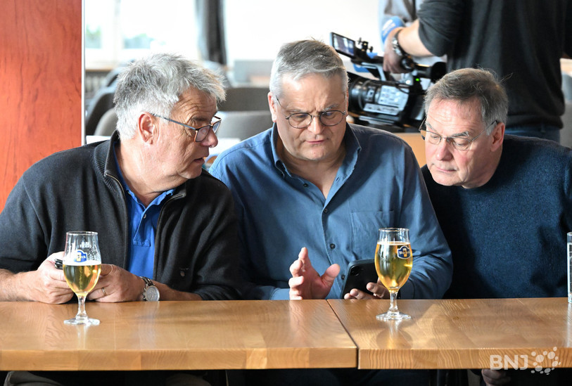 À droite, l'ancien président du Centre Jura, Pascal Eschmann, scrute les résultats. (Photo : Georges Henz).
