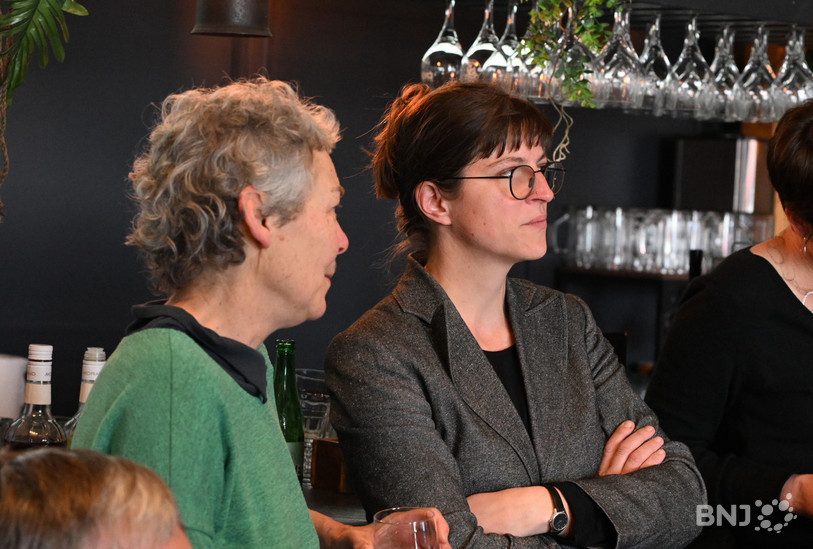 La candidate malheureuse des Vert-e-s, Pauline Godat, dans le stamm de son parti à Delémont.