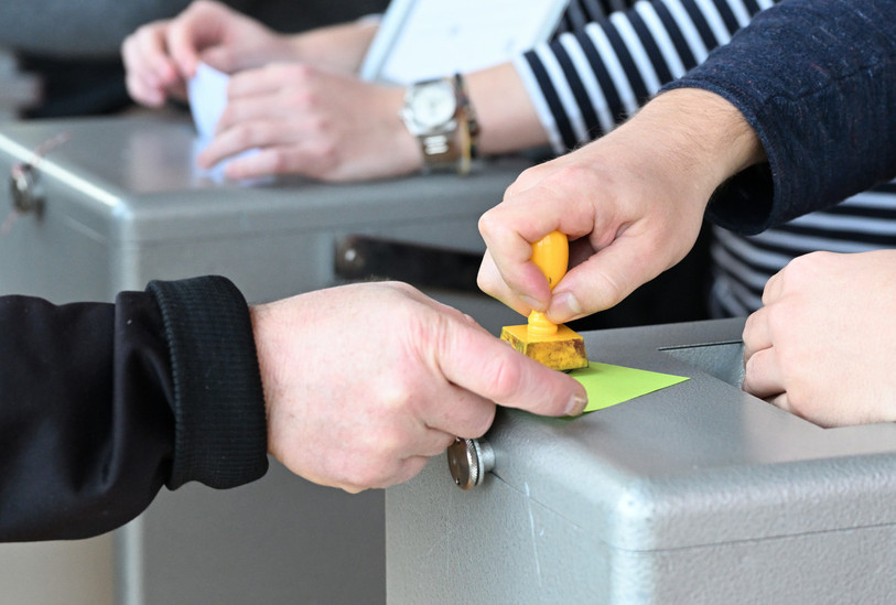 Des
électeurs ont reçu des matériels de vote erronés pour les élections du 19
octobre : certaines listes au Gouvernement apparaissent en double, d’autres
sont absentes. (Photo : Georges Henz).