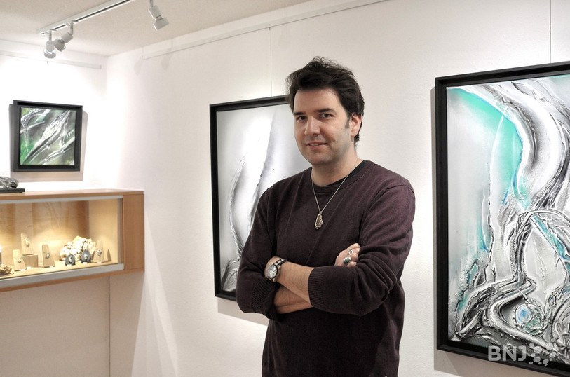 Le créateur de bijoux Yoann Rais dans son atelier où s’exposent ses œuvres.