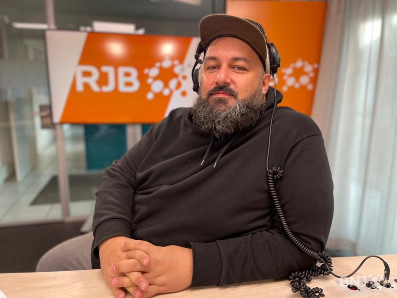 Stève, animateur à RJB, décrypte avec humour le phénomène absurde et universel d’un compte Instagram dédié… aux bâtons.