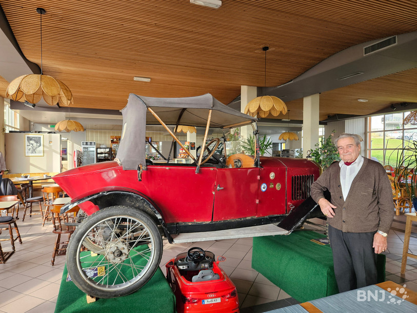 Le propriétaire du bâtiment qui abrite l'hôtel-restaurant, Raymond Baumberger, a souhaité installer des voitures de collection au cœur de la salle à manger.