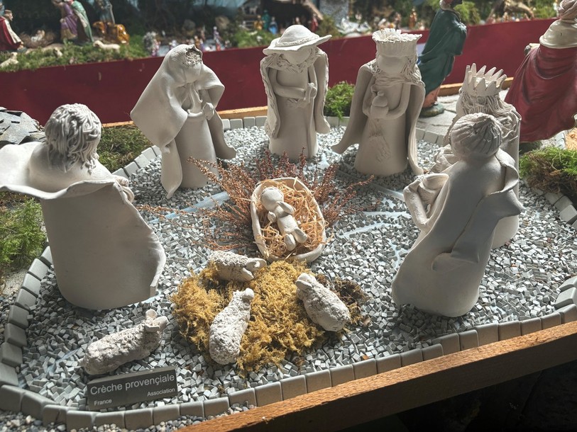 380 crèches venant des 4 coins du globe sont à découvrir au Pavillon N16 à Moutier.