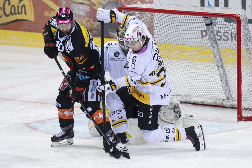 L'Ajoulot Arno Nussbaumer est au duel avec Tristan Scherwey : à la bataille, les Bernois l'ont souvent emporté mercredi soir. (Photo : Keystone/Peter Schneider)