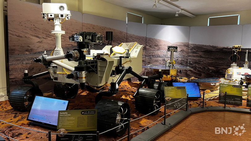 Les Rovers, robots d'exploration scientifique, sont visibles en taille réelle.