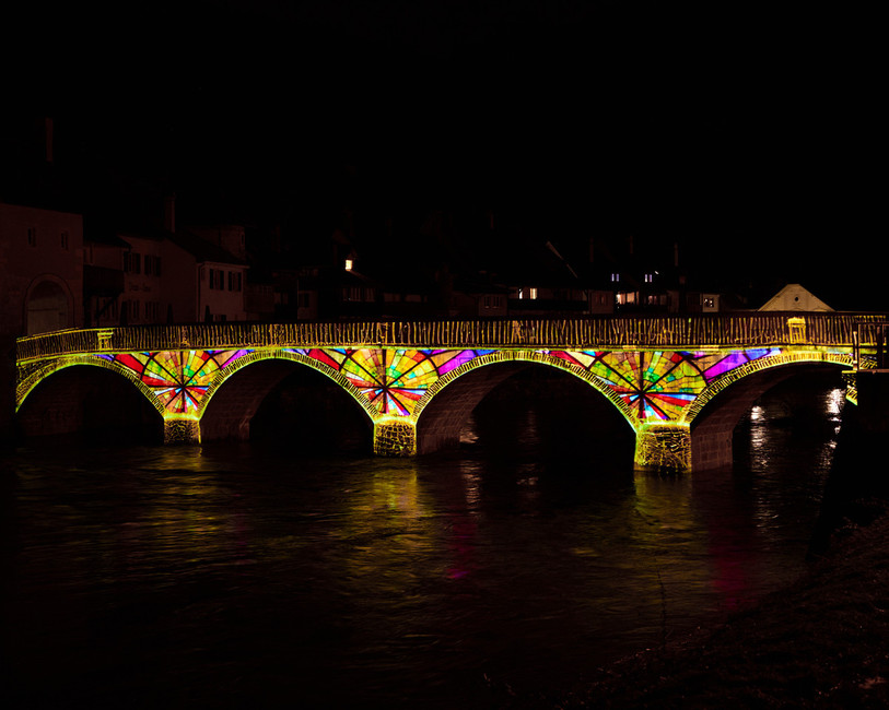 La société Lumen a mis à l'honneur les vitraux de la Collégiale sur le pont St-Jean. (Photo: Clos du Doubs).
