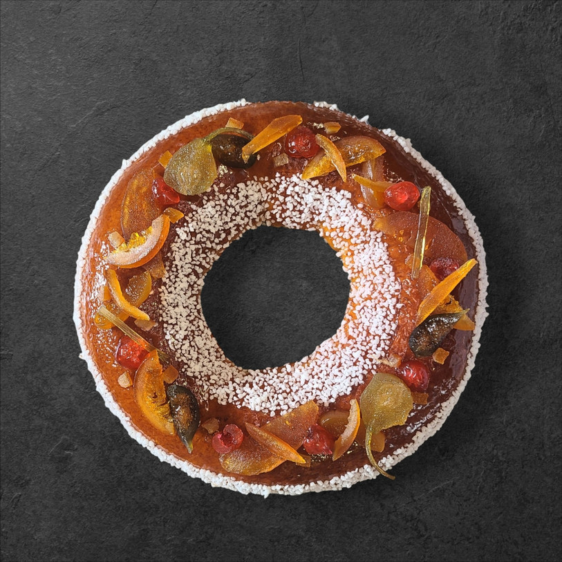 La couronne des rois provençale est en pâte à brioche ornée de fruits confits, où se cache une fève. (Photo : Léo Marzolo.)