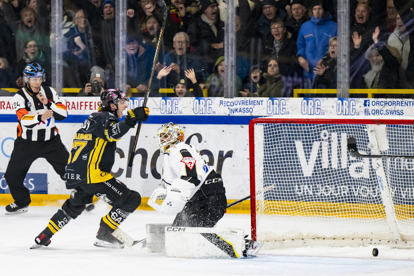 Arno Nussbaumer donne la victoire au HC Ajoie en prolongation. (Photo : Keystone/Jean-Christophe Bott)
