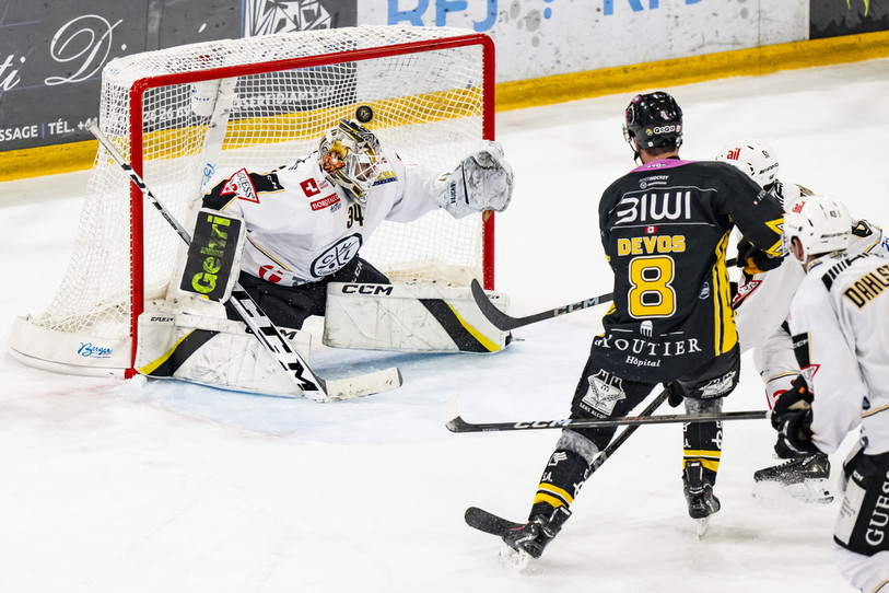 Servi par Jerry Turkulainen, Philip-Michaël Devos inscrit le 3-2 en fin de deuxième période. (Photo : Keystone/Jean-Christophe Bott)