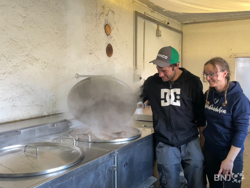 Pascal Tobler et Mélanie Freiburghaus surveillent la lente cuisson des morceaux de viande avant l’ajout des légumes.
