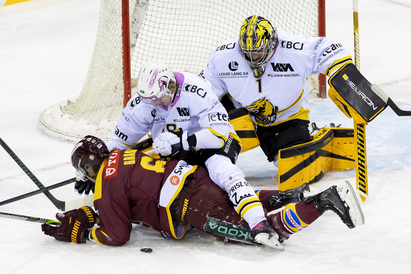 Le HC Ajoie de Tim Minder et Benjamin Conz n'a pas été loin de faire trébucher Genève samedi soir en National League (photo : KEYSTONE/Salvatore Di Nolfi).