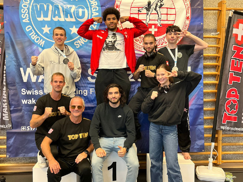 Bruno Quiquerez (en haut à gauche) et Noah Buompane (en haut à droite) ont pu compter sur le soutien de leurs entraineurs et de leurs coéquipiers. (Photo : Team Fight Kickboxing).