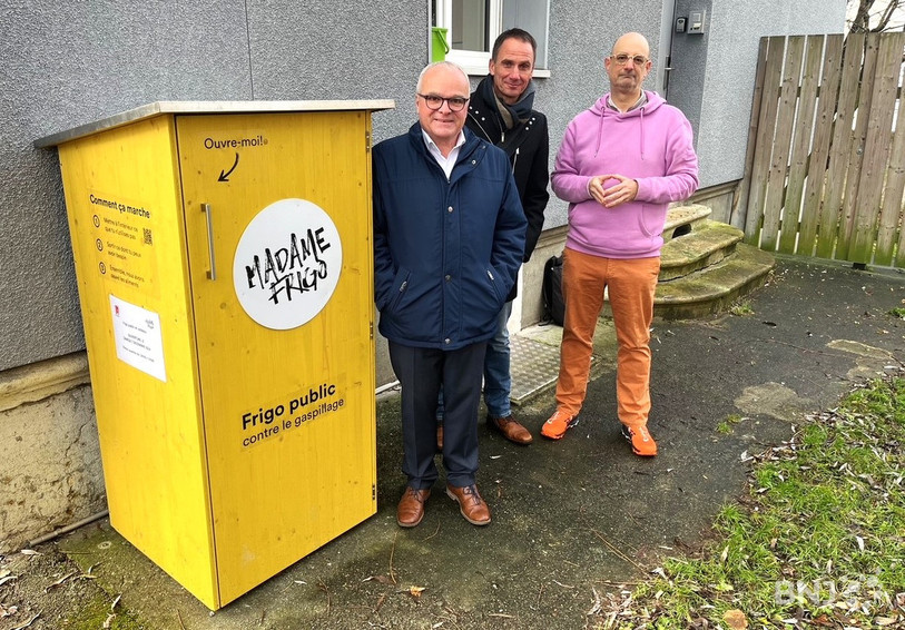 Le conseiller communal Patrick Chapuis, le chef du Service de la cohésion sociale, de la jeunesse et du logement Pascal Mazzarini, et le bénévole Bruno Cardona (de gauche à droite) ont présenté ce lundi le frigo public et solidaire de Delémont.