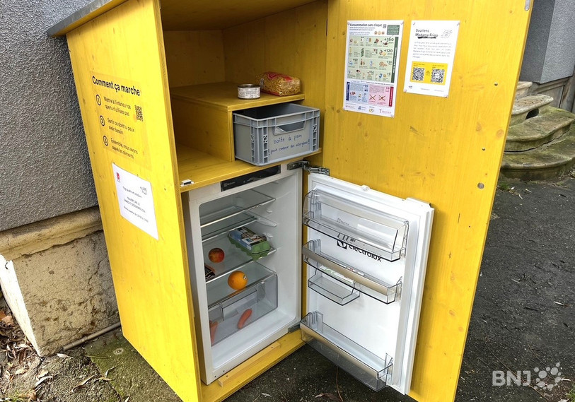 L'intérieur du frigo, appelé à se remplir de nourriture pour éviter le gaspillage et venir en aide aux plus démunis.
