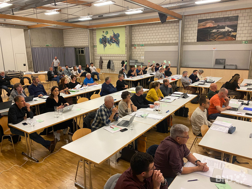Seuls les élus de Moutier à Venir (ici au fond de la salle) se sont opposés à un budget 2025 trop optimiste selon eux.