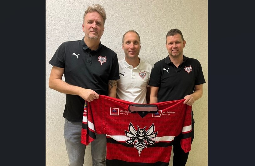 Les entraineurs Dominique Voisard (à g.) et Pascal Neuenschwander posent aux côtés du responsable technique du SHCB Alexis Choffat (au milieu). (Photo: SHC Buix)