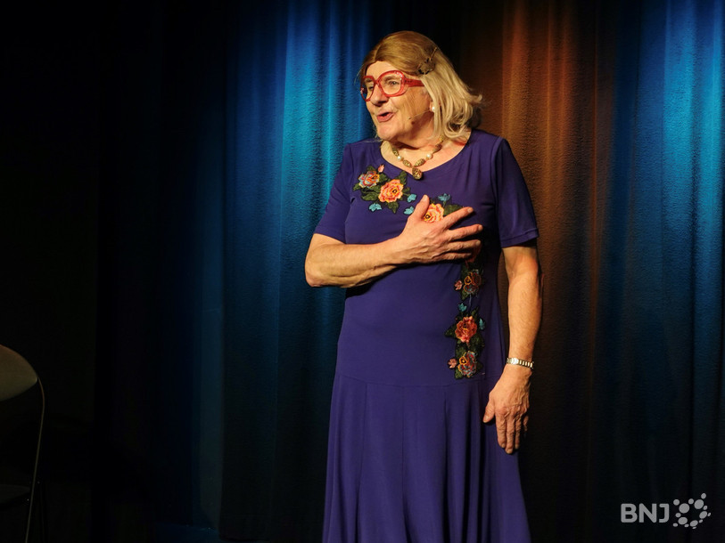 Ropiane dans la peau et les robes de Caroline sur la scène du Laaf-Théâtre.