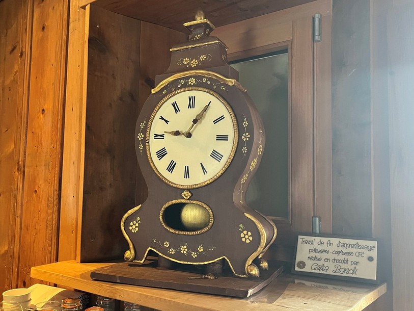 Horloge neuchâteloise grande sonnerie en chocolat confectionnée par Célia Bandi.