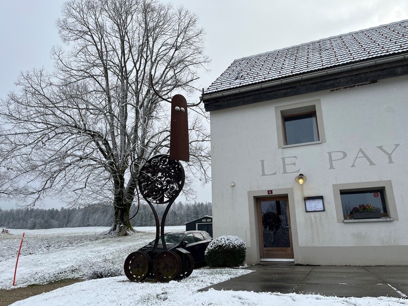 « La vache à complications » créée par le sculpteur neuchâtelois Yvan Freymond, devant le musée de l'Espace Paysan-Horloger au Boéchet.