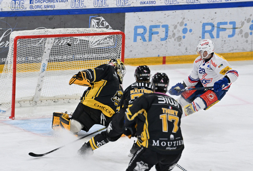 Niko Ojamäki profite des largesses du HCA pour marquer le 2-0. (Photo : Georges Henz)