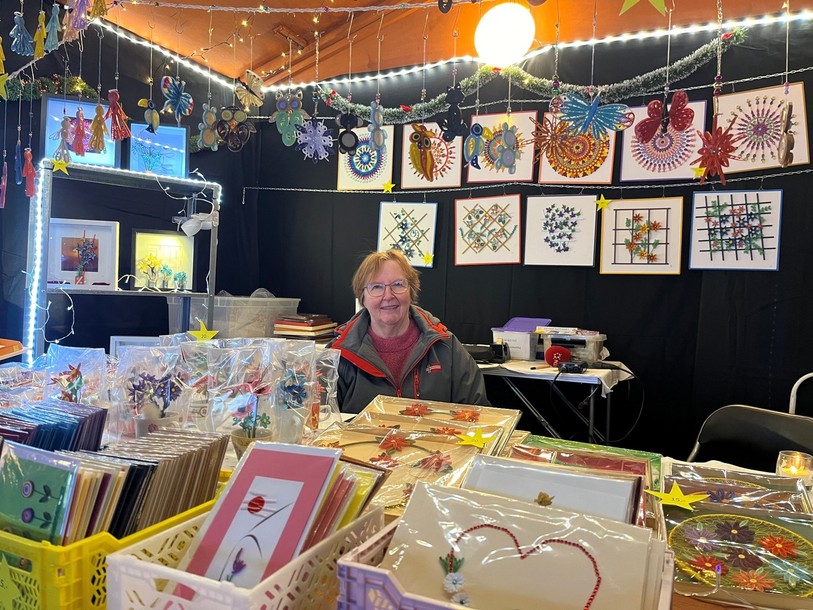Madeleine Moreau entourée de ces créations dans son stand au marché de Noël de Neuchâtel.