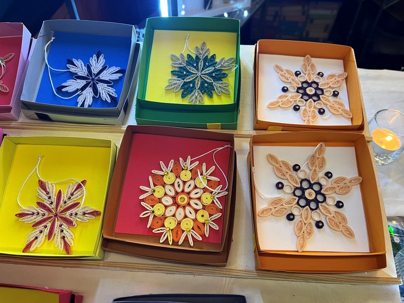 Le quilling est une technique de sculpture qui consiste à enrouler et assembler de fines bandes de papier de différentes formes et couleurs pour créer des motifs.